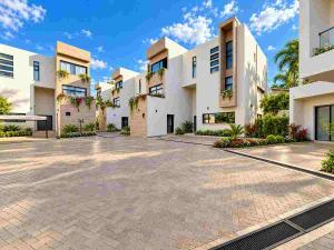 5 bedroom Townhouse for sale Off James Gichuru road Lavington Nairobi