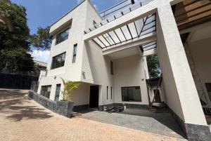 5 bedroom Flat&Apartment for rent Lavington Nairobi