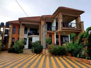 6 bedroom Apartment for rent Kiwaatule road  Kampala Central Kampala Central