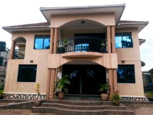 6 bedroom Bungalow Apartment for sale Namugongo road  Kampala Central Kampala Central