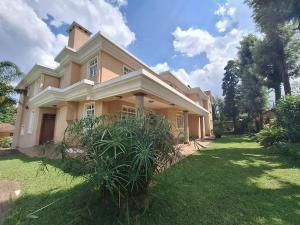 8 bedroom Flat&Apartment for sale Runda Nairobi