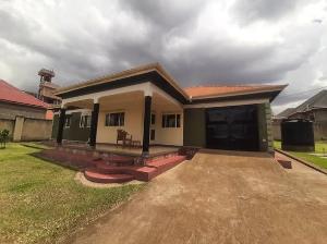 4 bedroom Bungalow Apartment for rent bweyogerere road  Wakiso Central