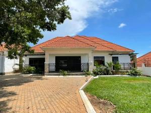 5 bedroom Bungalow Apartment for sale Entebbe road bwebajja  Kampala Central Kampala Central