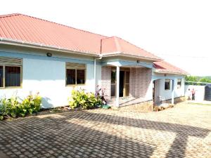 3 bedroom Bungalow Apartment for rent gayaza road Wakiso Central