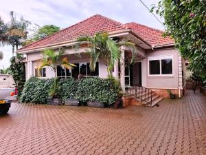 4 bedroom Bungalow Apartment for rent Najjera road  Kampala Central Kampala Central