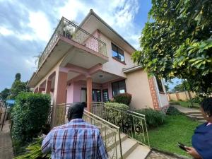 4 bedroom Bungalow Apartment for rent Kyaliwajjala road  Kampala Central