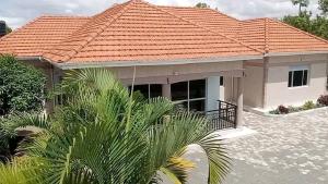 5 bedroom Bungalow Apartment for rent Muyonyo road  Kampala Central