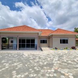 5 bedroom Villa for sale Mutungo Munyonyo road Express highway  Kampala Central Kampala Central