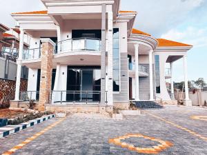 6 bedroom Villa for sale Kira mamerito road  Kira Wakiso Central