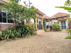 2 bedroom Bungalow Apartment for rent Kisaasi bukoto road  Kisaasi Kampala Central