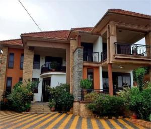 6 bedroom Bungalow Apartment for rent Kiwaatule road Kampala Central