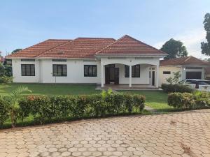 5 bedroom Bungalow Apartment for rent Kyanja road Kampala Central