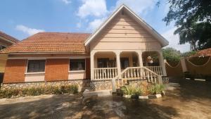 4 bedroom Villa for rent Bukasa road Makindye Kampala Central