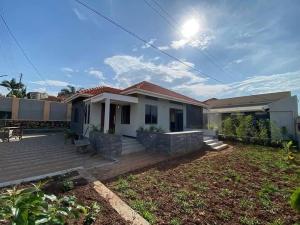 3 bedroom Bungalow Apartment for rent naalya road Kampala Central