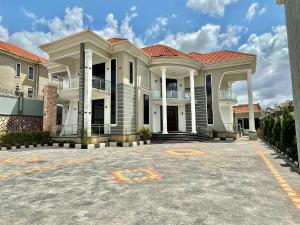 6 bedroom Villa for sale Kira mamerito road  Kira Wakiso Central