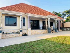 4 bedroom Apartment for sale Kitende Entebbe right road  Kampala Central