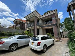 5 bedroom Bungalow Apartment for sale Kyanja road  Kampala Central Kampala Central