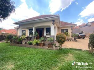 4 bedroom Bungalow Apartment for sale Kulambiro next to Malcom hospital.  Tarmac to Tarmac.  Kisaasi Kampala Central