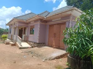 3 bedroom Bungalow Apartment for sale Mukono kayunga road  Mukono Mukono Central