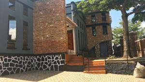 6 bedroom Villa for rent Quality supermarket route  Ssabagado-Makindye Wakiso Central