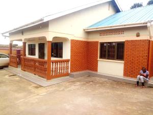 3 bedroom Bungalow Apartment for rent kajjansi road Wakiso Central