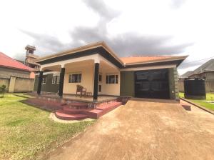 4 bedroom Bungalow Apartment for rent bweyogerere road Wakiso Central