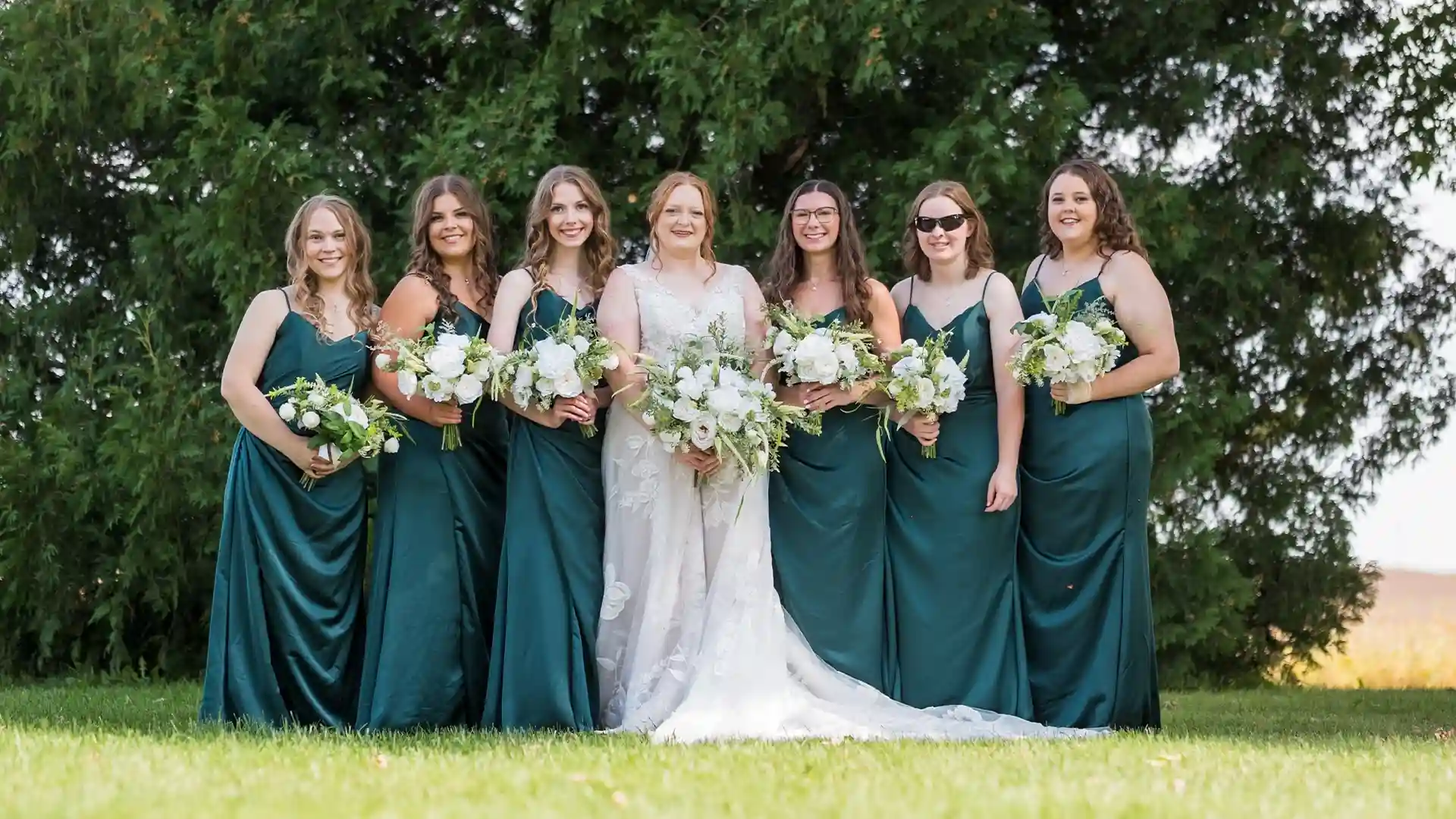 10+ Wedding Flower Color Combinations Brides Are Obsessed With in 2025