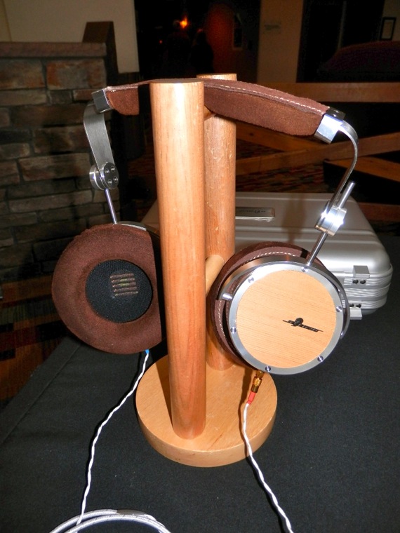 Similar in concept to the HAMT-1, Obravo's HRIB-1 instead combines ribbon and dynamic-type drivers