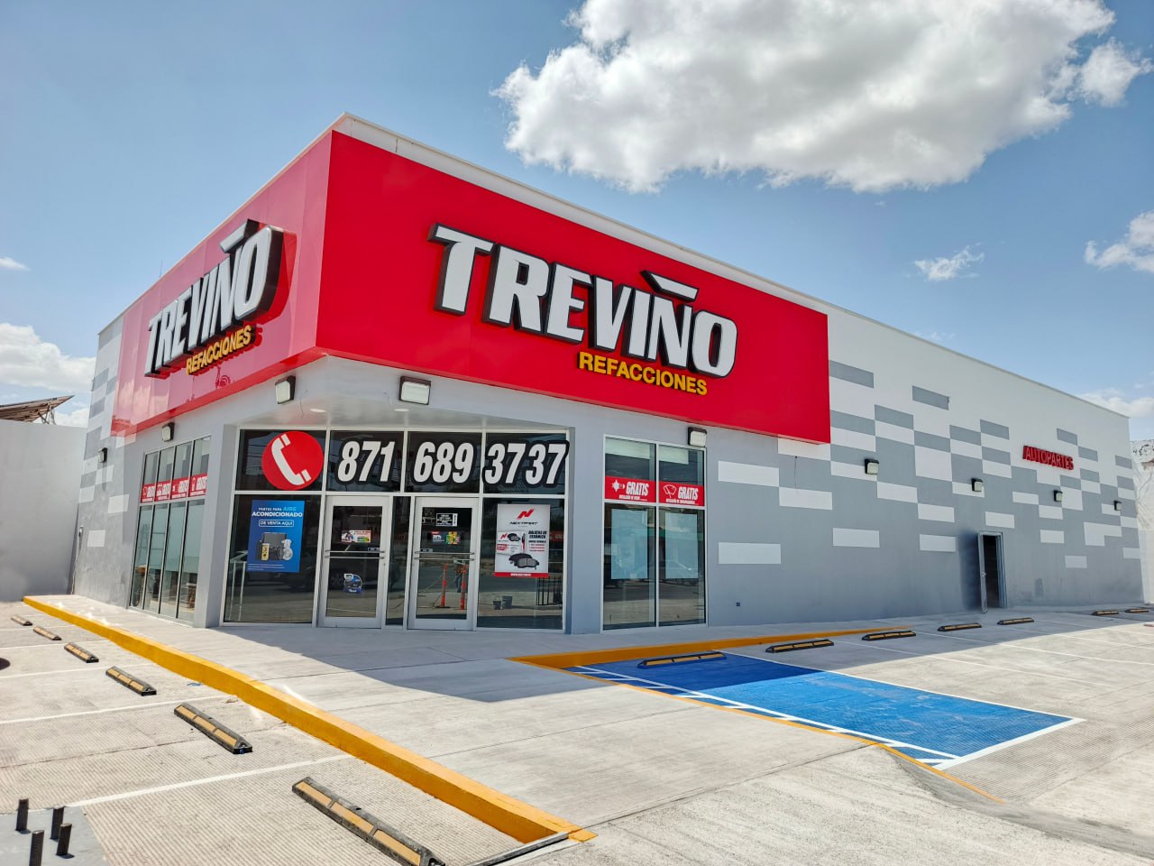 Fachada de la sucursal Comonfort de Treviño Refacciones en Torreón