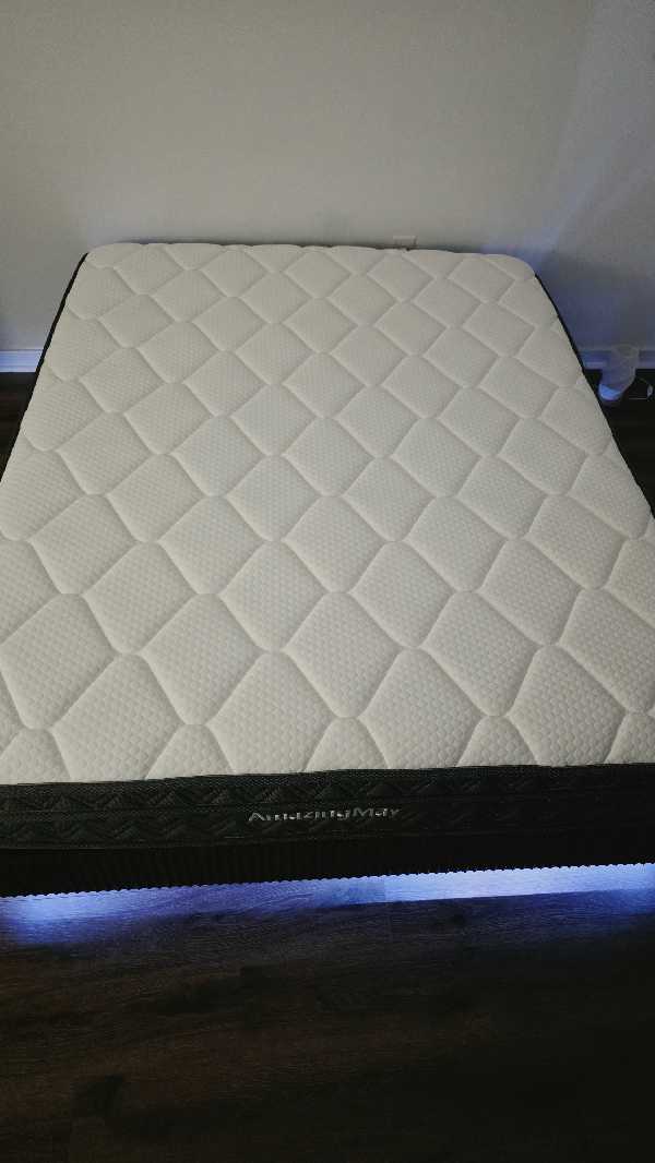 Selling because I'm moving. The Mattress is in excellent conditions, no stains, no odor, always used photo