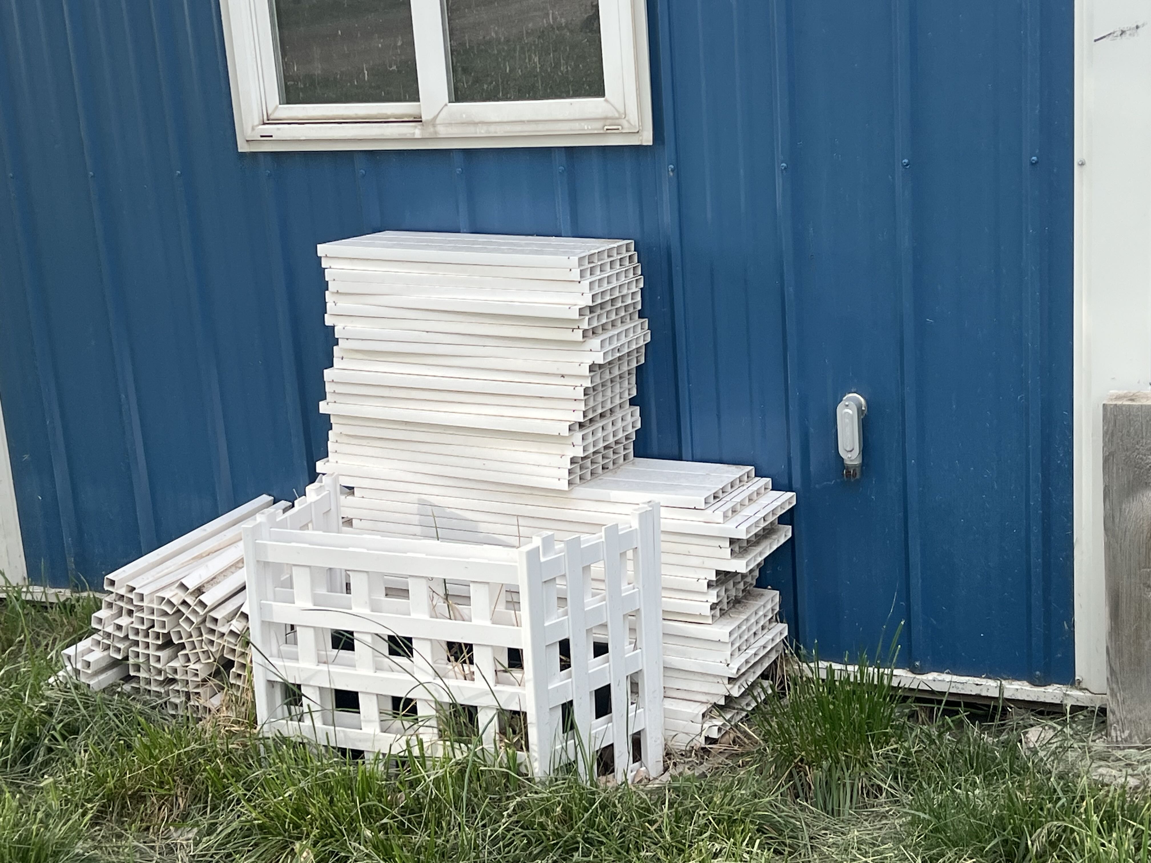 huge country moving sale photo