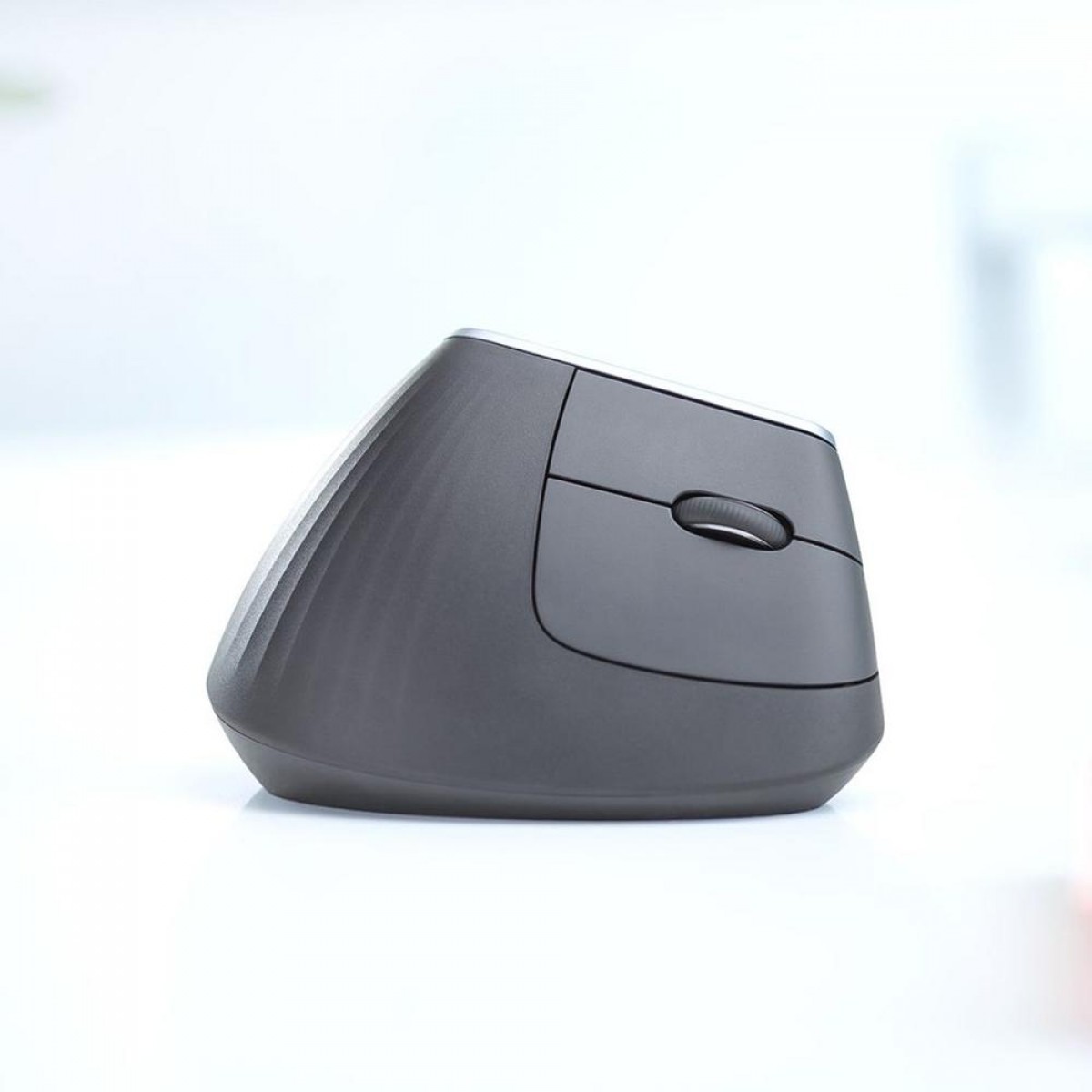 Mouse Logitech MX Vertical, Sem Fio/Bluetooth, Recarregável, 4000 DPI, 4 Botões, Grafite, 910-005447