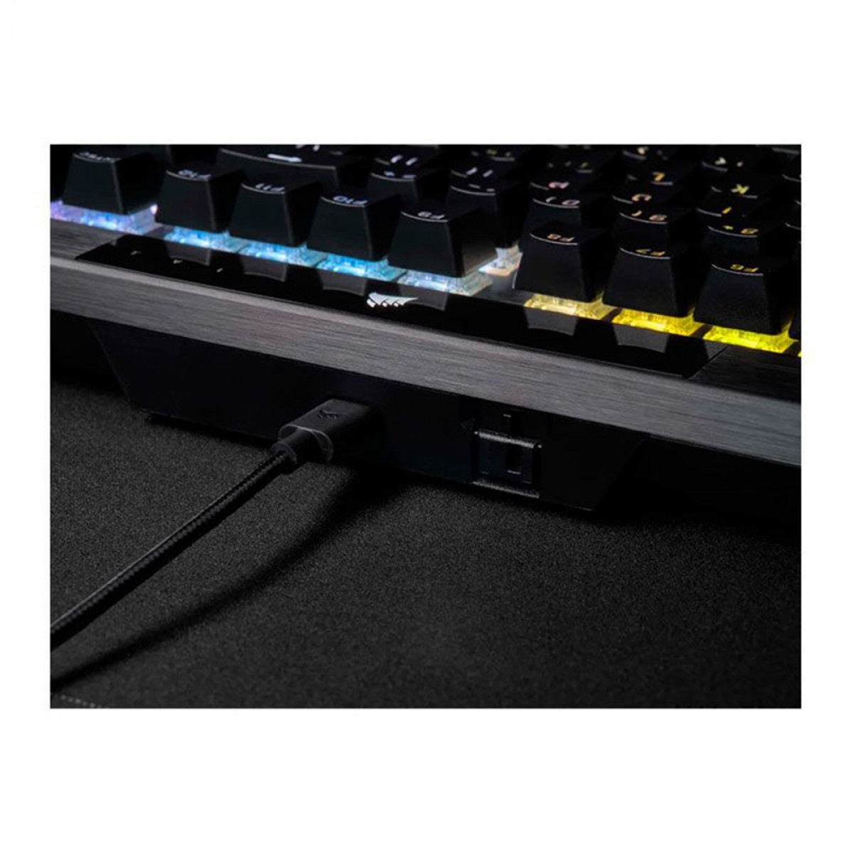Teclado Mecânico Gamer Corsair K70 RGB PRO, Switch Cherry MX Red, ANSI, Preto, CH-9109410-NA