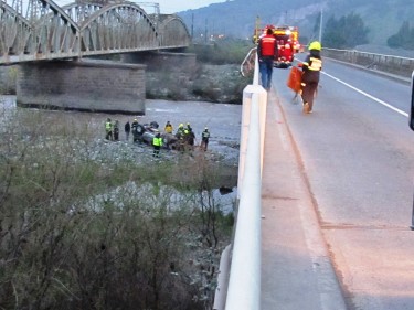 Antes de las 7 horas de este sábado, un vehículo cayó desde el puente Tinguiririca de San Fernando dejando un muerto.