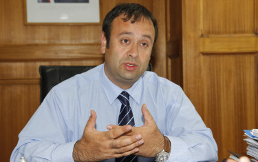 El intendente de O'Higgins, Wladimir Román, dice que tomó "las riendas" en la construcción del hospital.