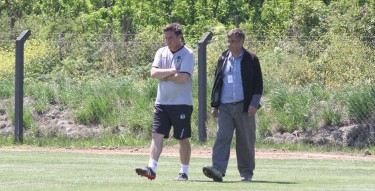 Eduardo Berizzo estuvo revisando el césped de la cancha principal del recinto.