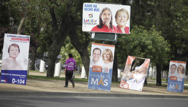 Propaganda de candidatos en la Alameda de Rancagua.