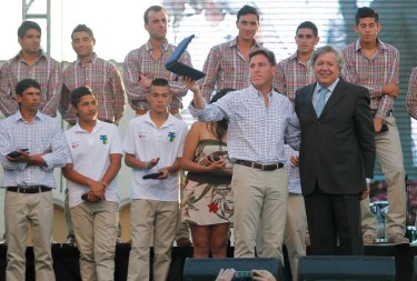 Eduardo Berizzo fue el más ovacionado, al momento de recibir la condecoración de la Municipalidad de Rancagua.