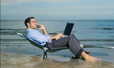 Poco más de la mitad de los chilenos no se "desconecta" del trabajo en pleno período de vacaciones.