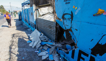 Gran parte del memorial ubicado  a un costado del Estadio El Teniente fue destruido.   