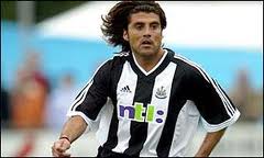 Clarence Acuña defendiendo la camiseta del Newcastle inglés.