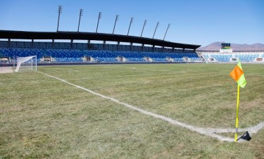 Rollos de césped reemplazaron al pasto original, cuyo destino fue el Estadio Municipal de Rancagua.