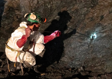 Un verdadero submundo lleno de códigos y formas de comunicarse es el que se vive al interior de los yacimientos.