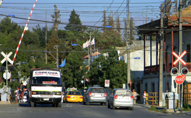 Cruce ferroviario en avenida La Compañía, pleno centro de Graneros.