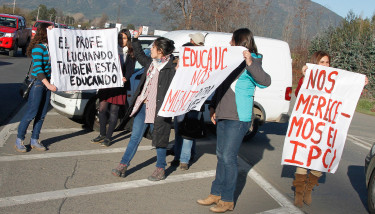 Con una manifestación pacífica, trabajadores del Colegio Coya paralizan actividades.