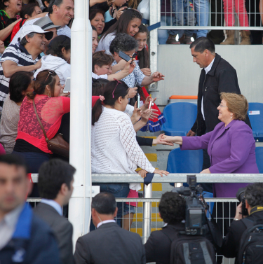 Los asistentes al desfile despidieron a la Presidenta Michelle Bachelet. 