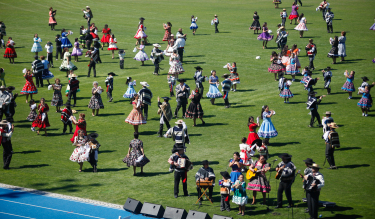 El tradicional pie de cueca fue el inicio del desfile que conmemoró los 200 años de la Batalla de Rancagua.