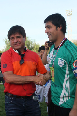 Jorge Salazar felicita al capitán Carlos Lemus por el logro de coronarse campeones de Tercera División.