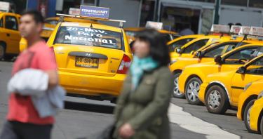 Hasta las 14 horas durará el paro de los taxis-colectivos rurales.