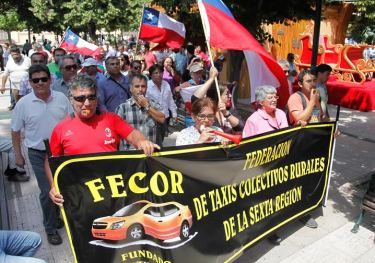 Desde el rodoviario de la capital nacional, hacia la Plaza Los Héroes marcharon los representantes de taxis-colectivos rurales.